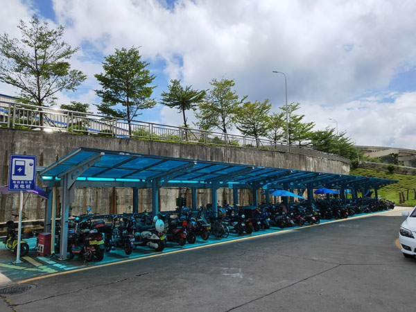 電動(dòng)車充電樁被霸占，沒地方放電怎么辦